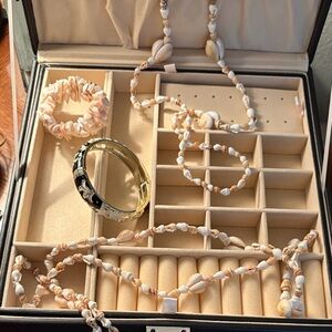 2 Hawaiian necklaces and 2 bracelet’s.